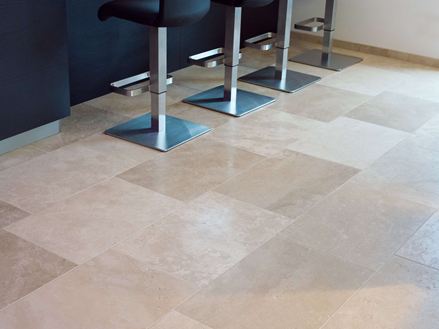 Barstol på travertin Medium Line