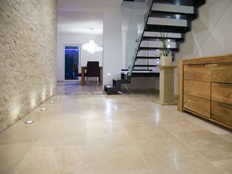 Indgangsområde med Medium Line travertinfliser