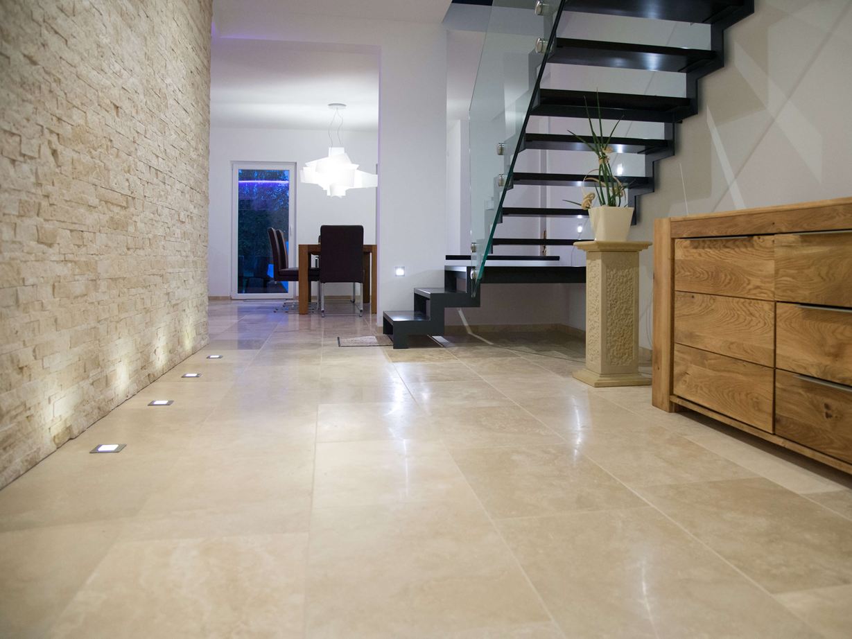 Indgangsområde med Medium Line travertinfliser