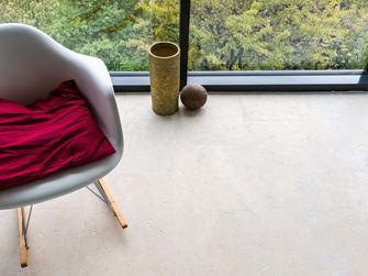Gyngestol på Medium Line travertinfliser