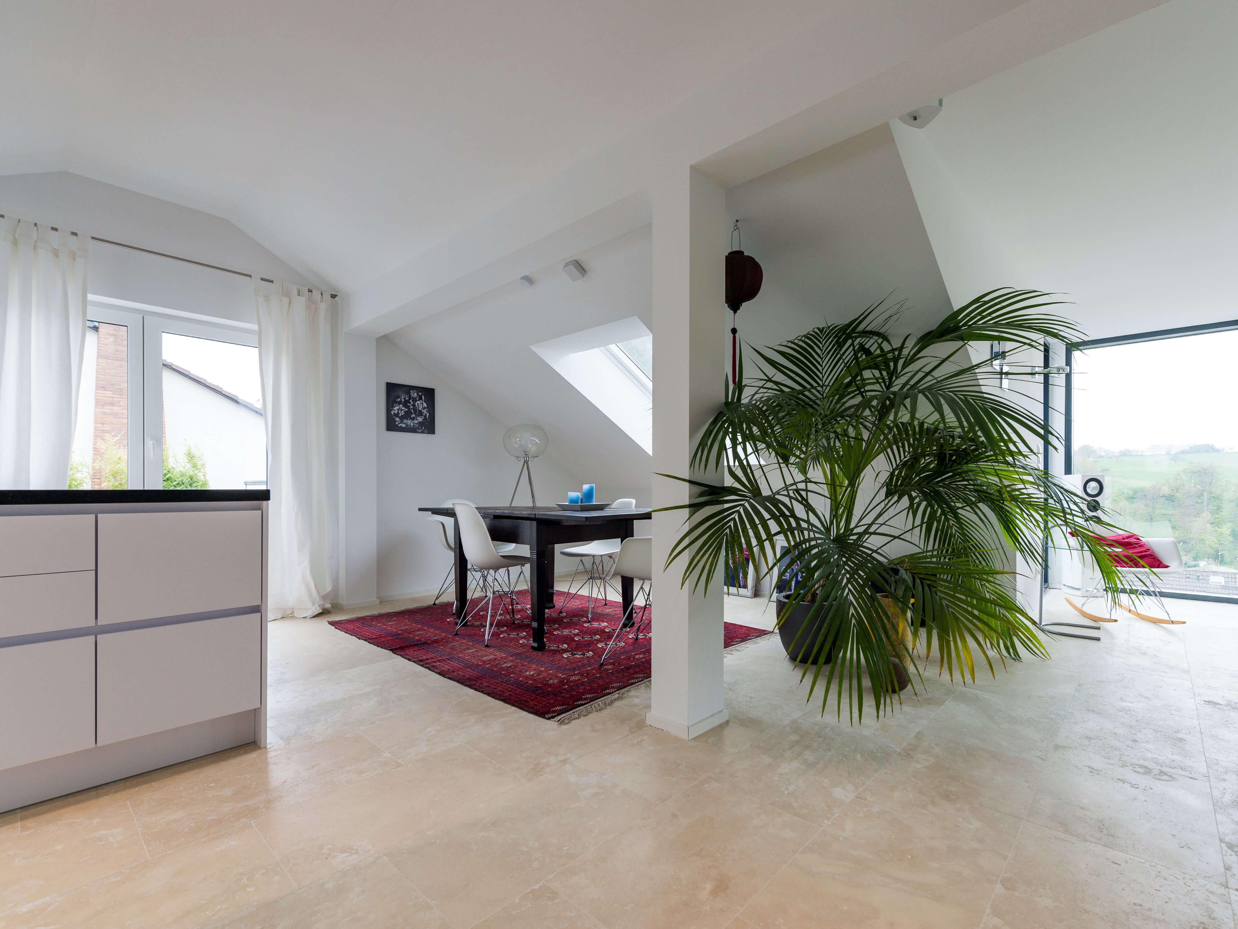 Rummelig lejlighed med Medium Line travertinfliser