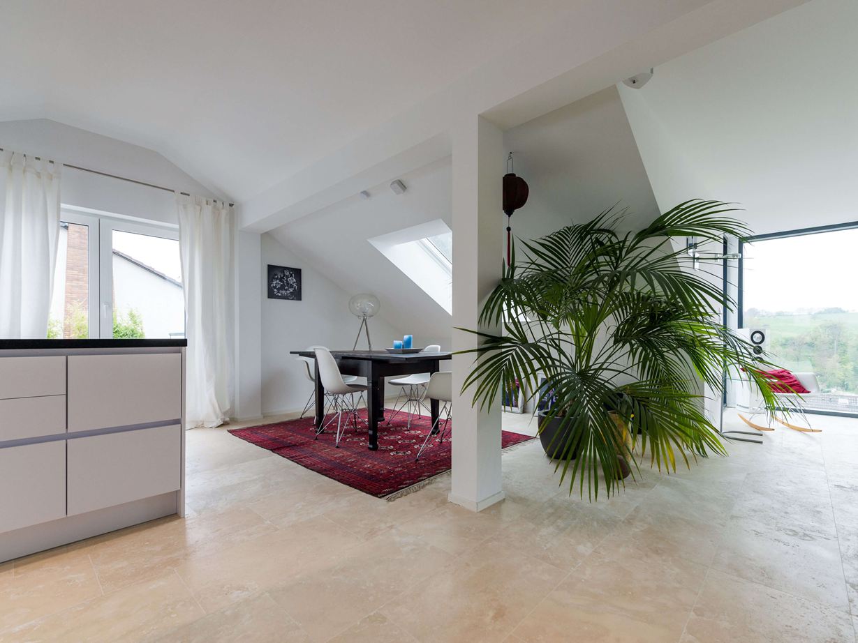 Rummelig lejlighed med Medium Line travertinfliser