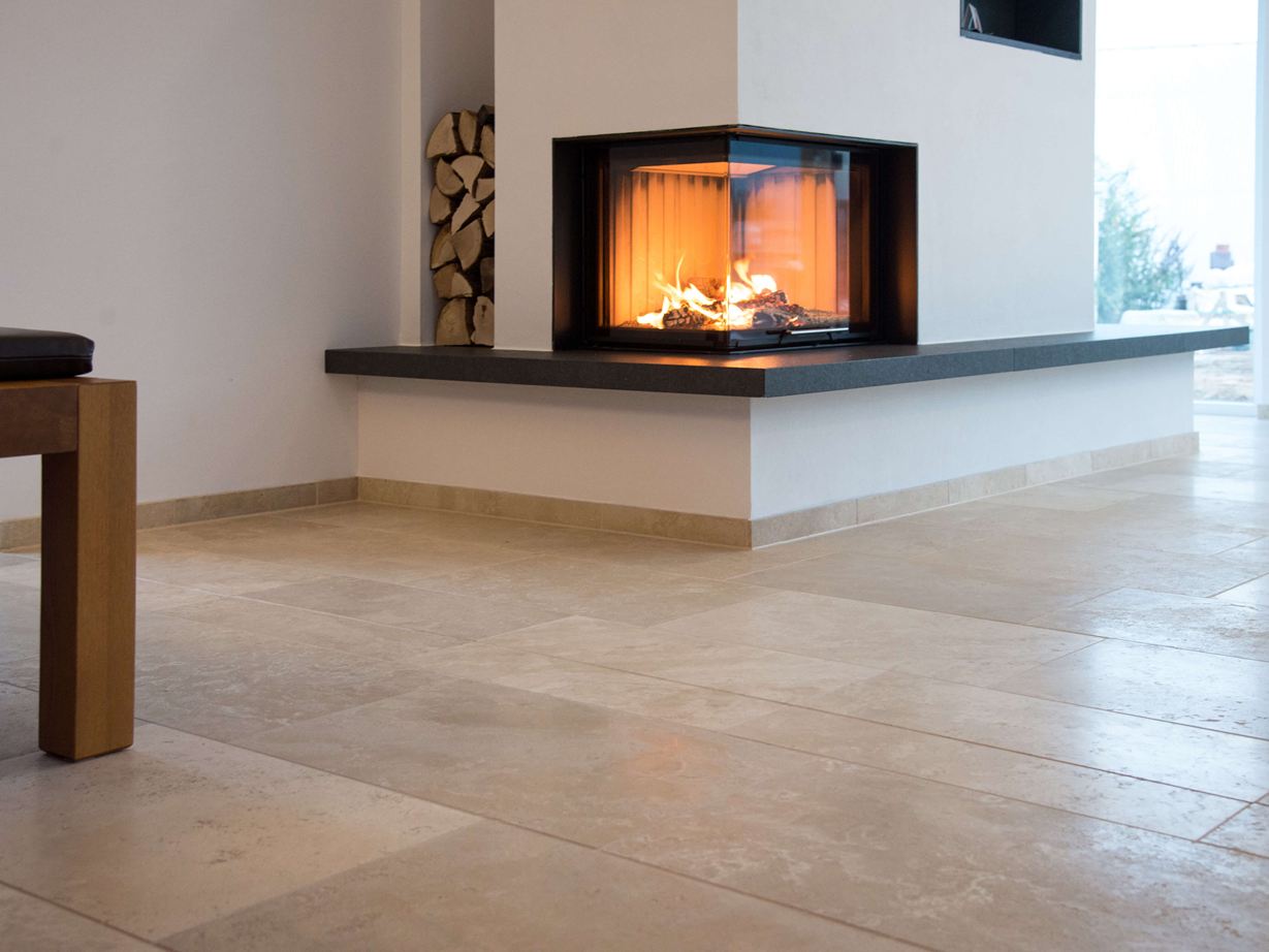 Pejsestue med Medium Line travertingulv