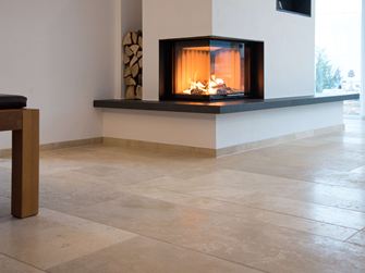 Pejsestue med Medium Line travertingulv