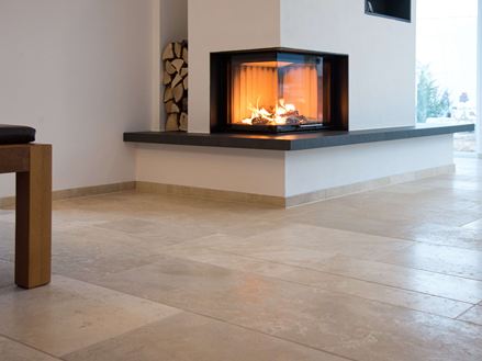 Pejsestue med Medium Line travertingulv
