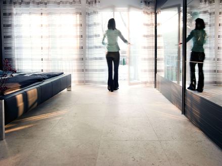 Medium Line Fliser med kvinde ved vinduet