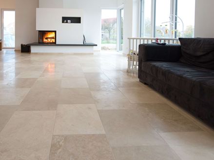 Stue med Travertine Medium Line fliser