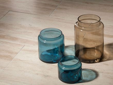 Fliser af Natura travertin, båndede og slebne med tre lanterner