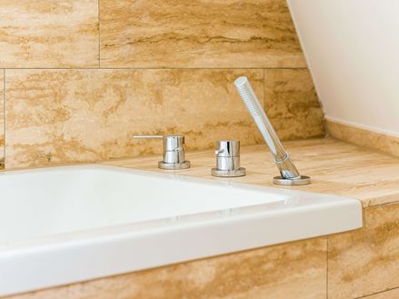 Natura håndvask og travertinfliser