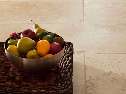 Rustikke fliser i travertin med frugtskål