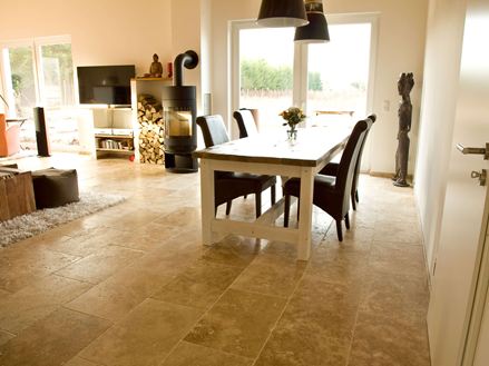 Kundefoto: Rustikke fliser i travertin lagt i spise- og opholdsområdet