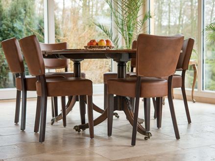 Travertin Fliser med et spisebordssæt