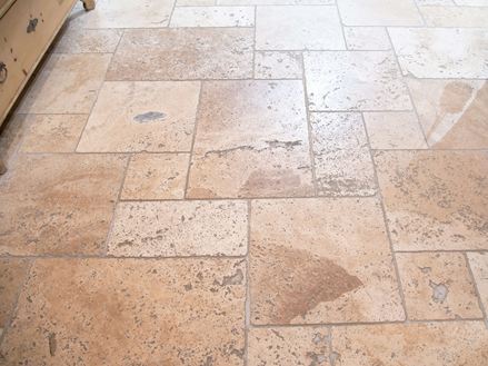 Rustikt travertingulv i romersk bindingsværk