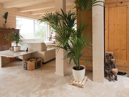 Stue og gang med Travertin Rustic