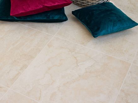Farverige puder på fine stenfliser i et let travertin-look