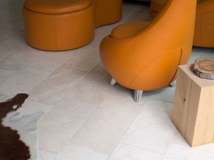 Moderne møbler på Vanilla Rustica travertin