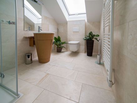 Travertin Vanilla Rustica badeværelse