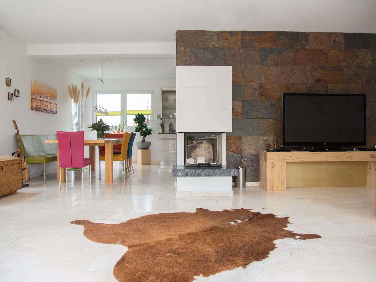 Vanilla Rustica travertin og Peacock skifer på væggen