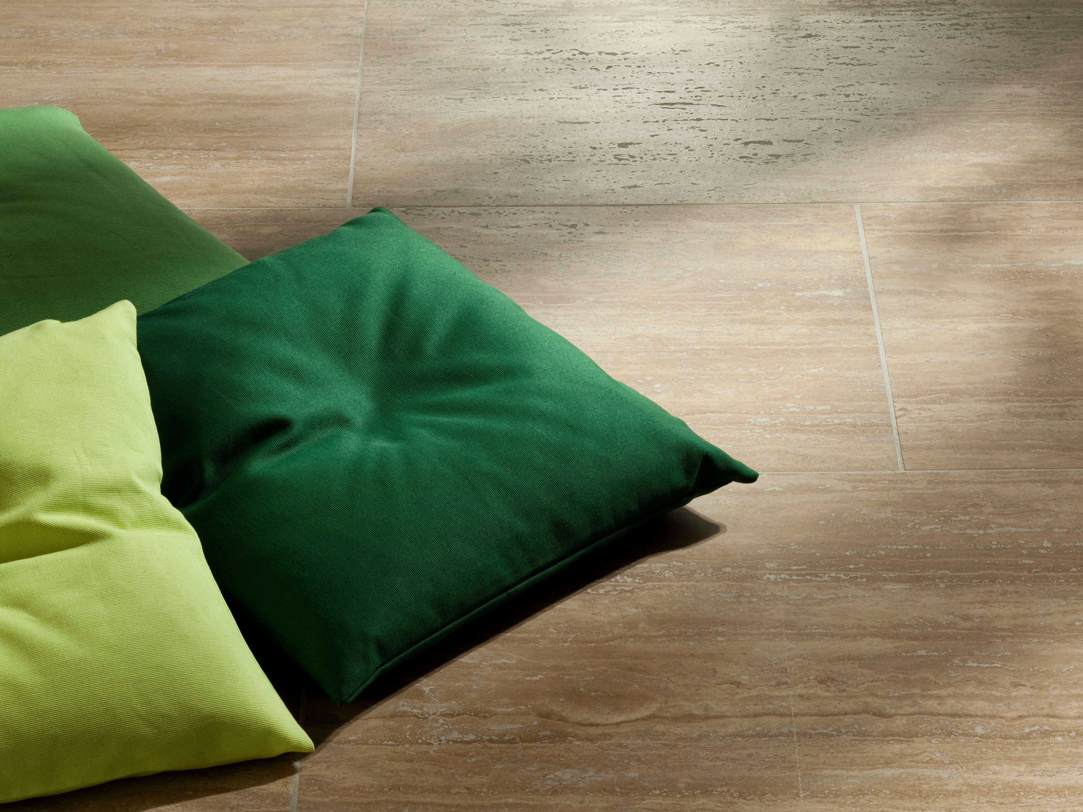 Fliser Travertin Valnød båndet og slebet med tre grønne puder