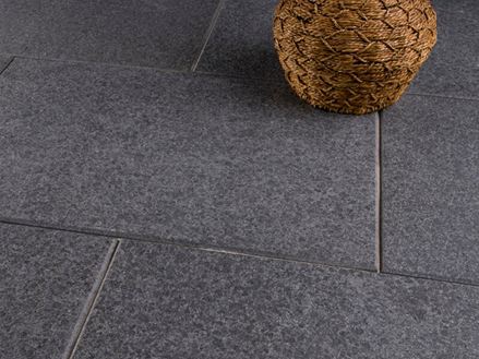 Mørk basalt Black Beauty med dekoration