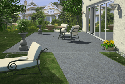 Terrasse med basaltplader og moderne møbler, grøn have til venstre