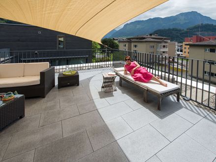 Solrig terrasse med Mundo Grey-granitplader