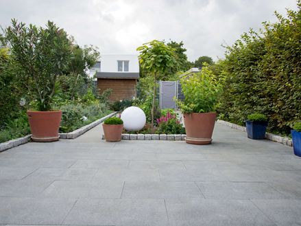 Mundo grå granitterrasse med udsigt over haven