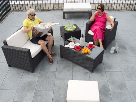 Par sidder på granitterrasse