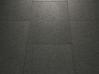 Nærbillede af lagt Padang Dark-granit