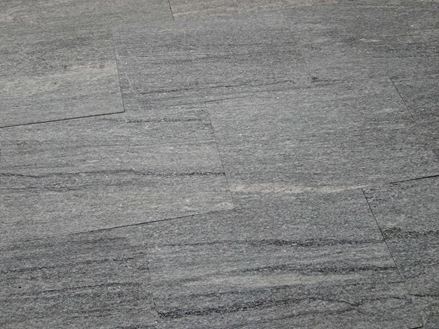 Urban Grey Line granitplader lagt i grå med mørke årer