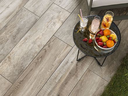 Terrasse med brædder i træ-effekt Indie Smoke