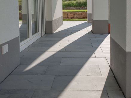 Arkade på huset med blåstensplader