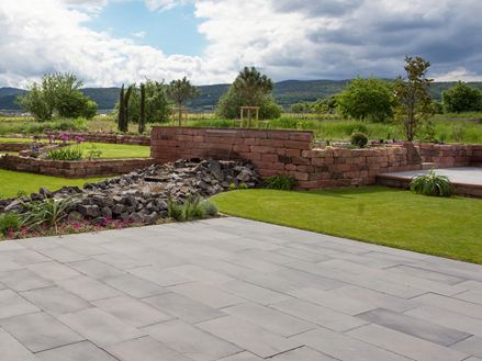 Middelhavsterrasselandskab med blåstensplader