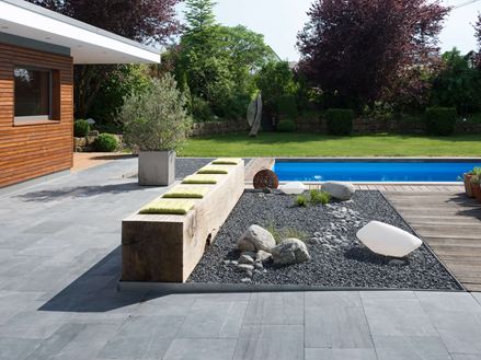 Terrasse med grusbund og azurblå stenplader