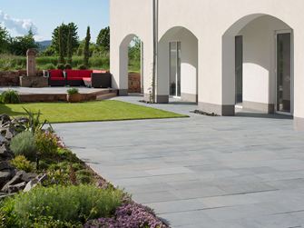 Rummelig terrasse med blåstensplader