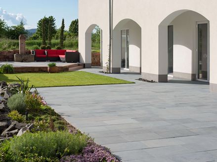 Rummelig terrasse med blåstensplader