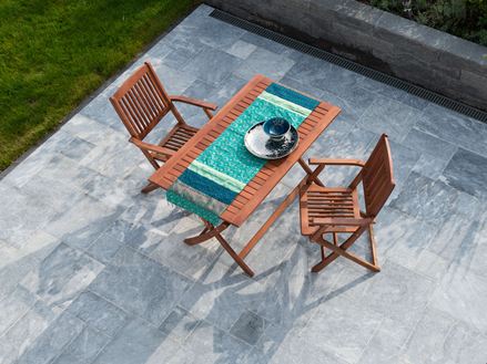 Havebord og dekoration i turkis på marmorterrasse Afyon Grey