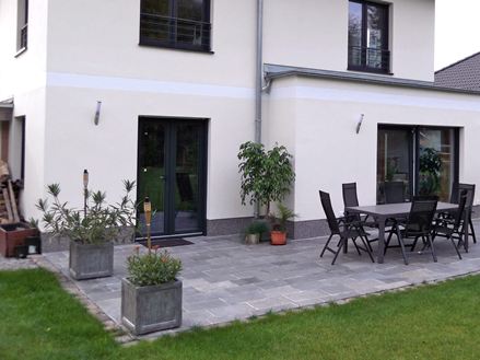 Kundefoto: Kavalas kvartsitplader, savet og kløvet, lagt på terrasse