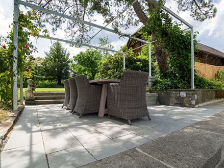 Frøperspektiv af terrasse med sandstensplader