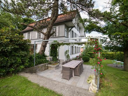 Hus med Kandla Grey-terrasse i sandsten