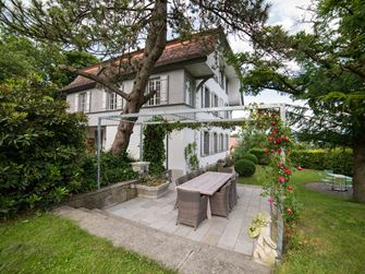 Hus med Kandla Grey-terrasse i sandsten