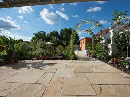 Naturlig have med lyse sandstensplader Yellow Mint