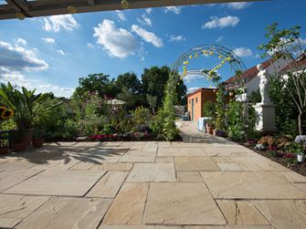 Fra sandstensterrassen: udsigt over haven