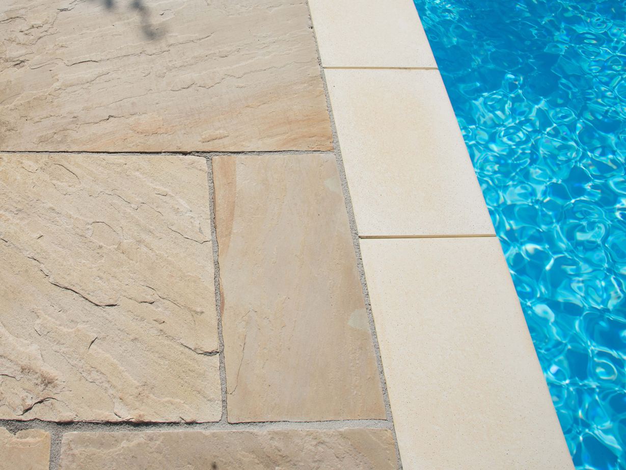 Yellow Mint sandsten med pool og kantning