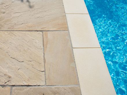 Yellow Mint sandsten med pool og kantning