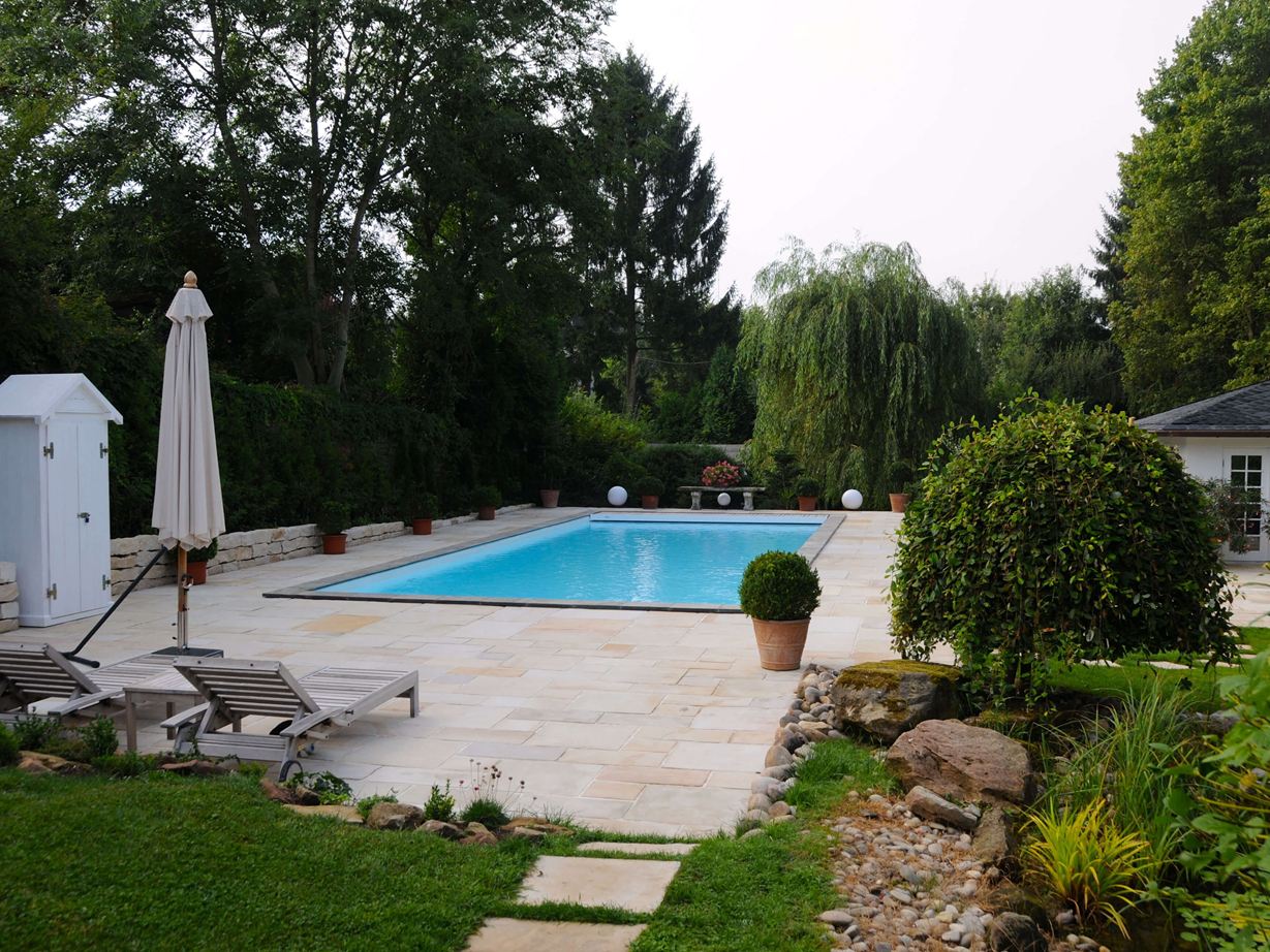 Kundefoto: Yellow Mint sandstensplader, lagt som terrasse og i poolområdet