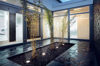 Indre gårdhave med Black Rustic skifer