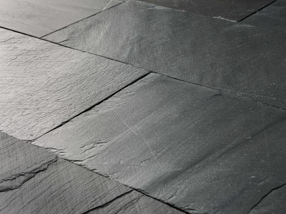 Nærbillede af installeret Black Rustic skiferplade med delt overflade