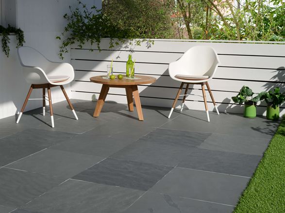 Solterrasse med diamantgrå skiferplader