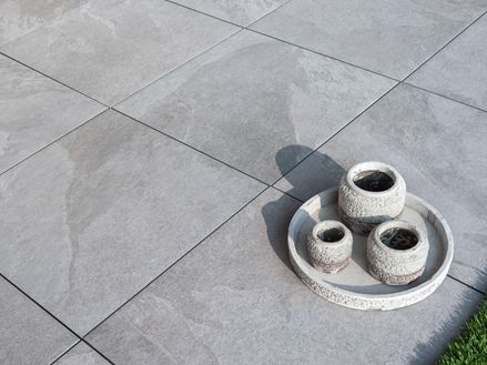 Alpine Grey porcelænsstentøjsfliser i skiferlook med dekorative vaser